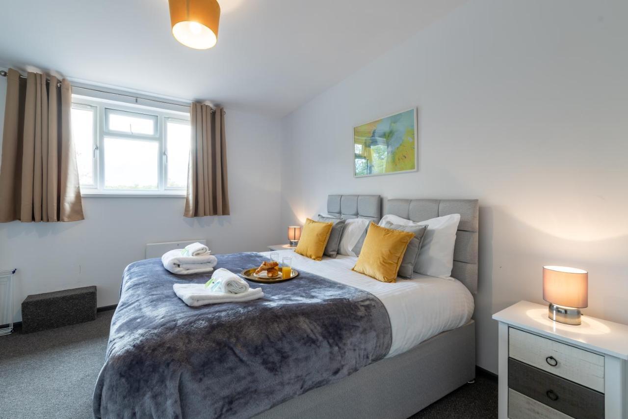The Eldern - Spacious, Netflix, Free Parking, Close To A1 Петербург Экстерьер фото